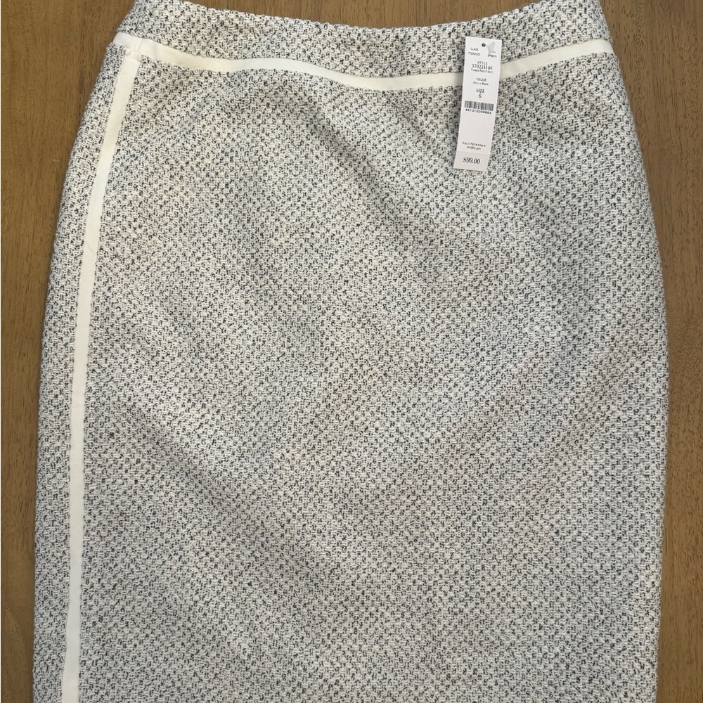 New with tags White House Black Market tweed pencil skirt! Size 6! Winter skirt!